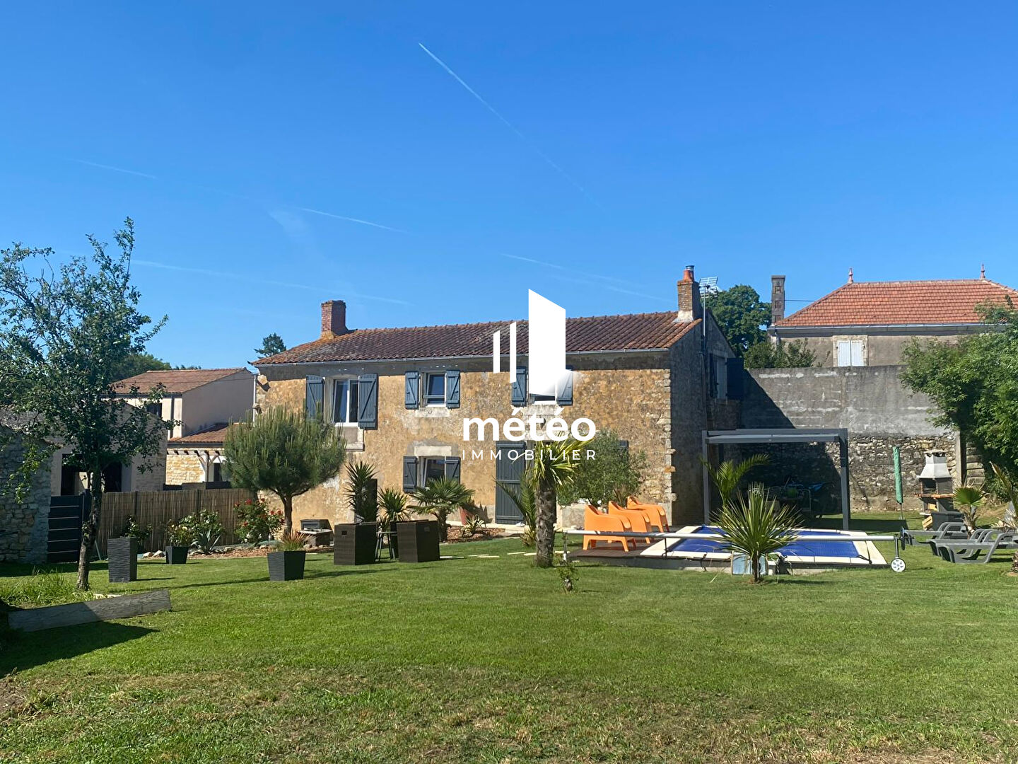 Maison d&rsquo;habitation avec piscine sur terrain arboré