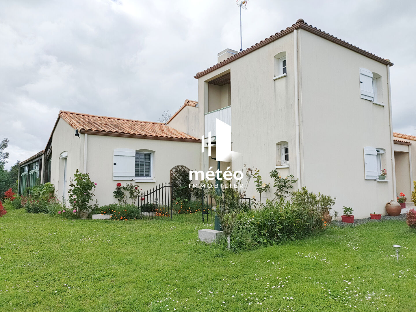 Belle Maison de 182 m², 7 pièces,  Piscine couverte, 2 Garages- SAINTE HERMINE