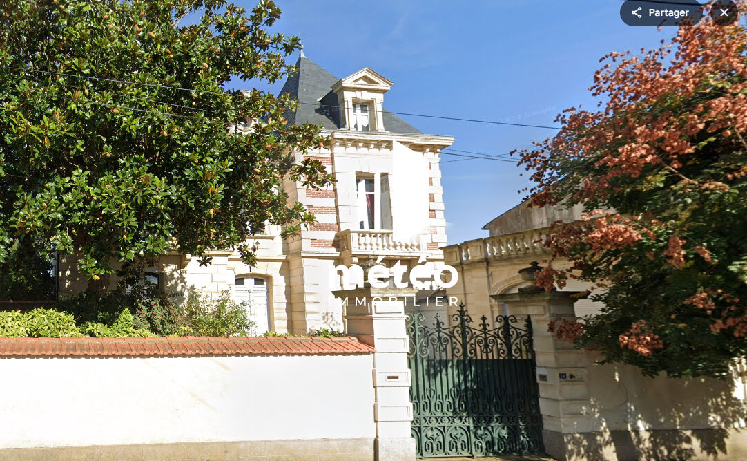 Maison de maître dee 1892  à Luçon de 303 m² avec piscine