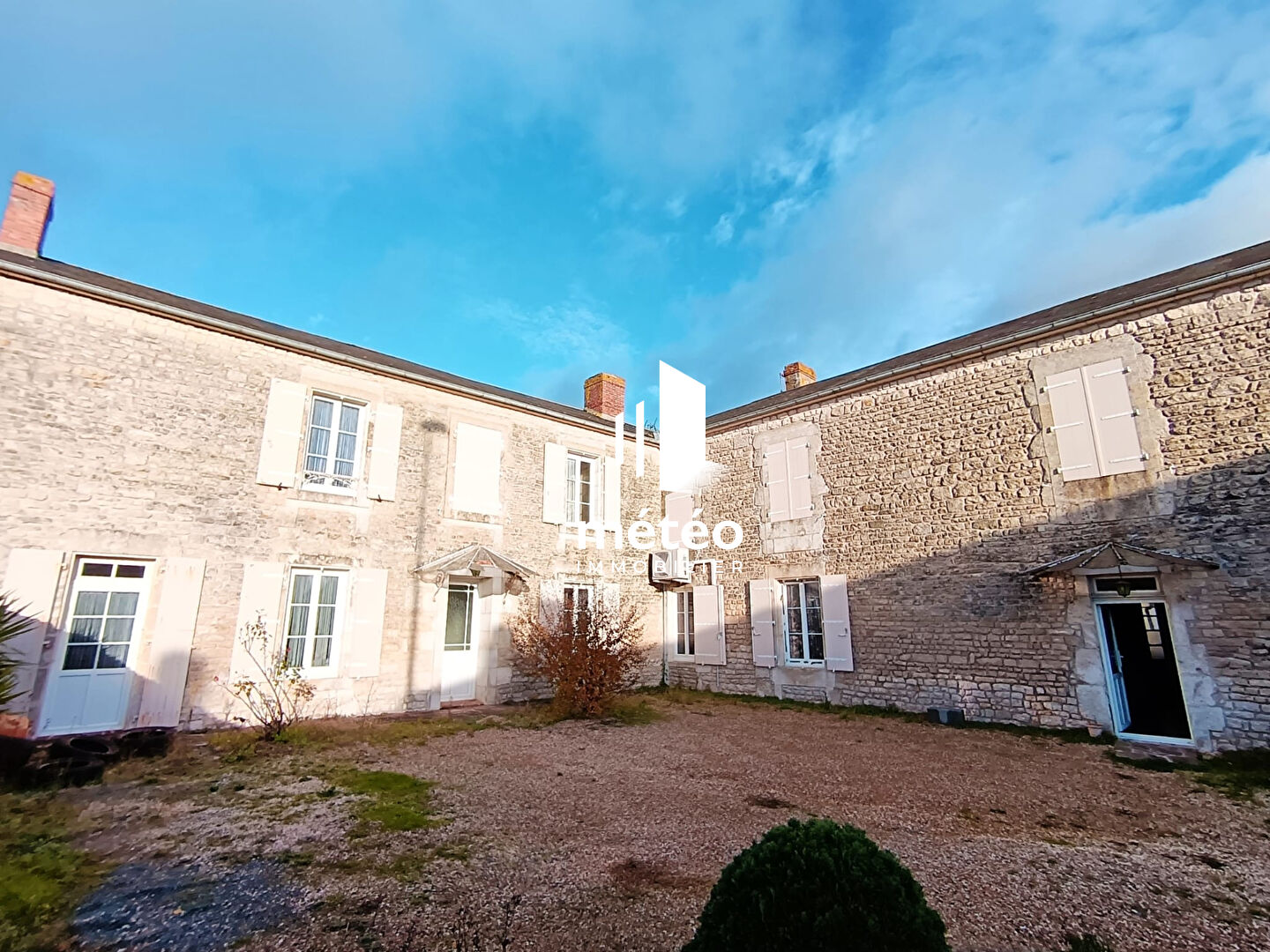 Maison à Nalliers de 8 pièces 243 m²