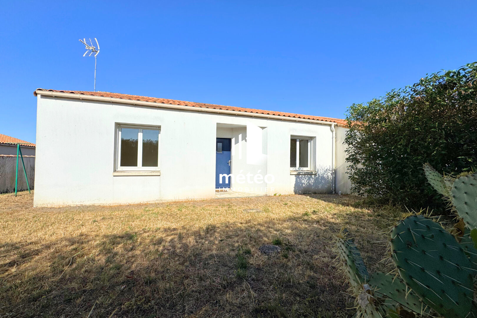 Maison deux chambres à Luçon en quartier calme, proche commodités, avec beau potentiel à révéler