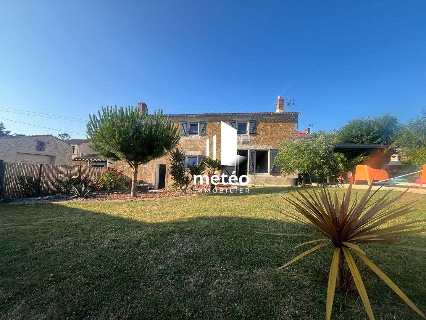Maison d’habitation avec piscine sur terrain arboré