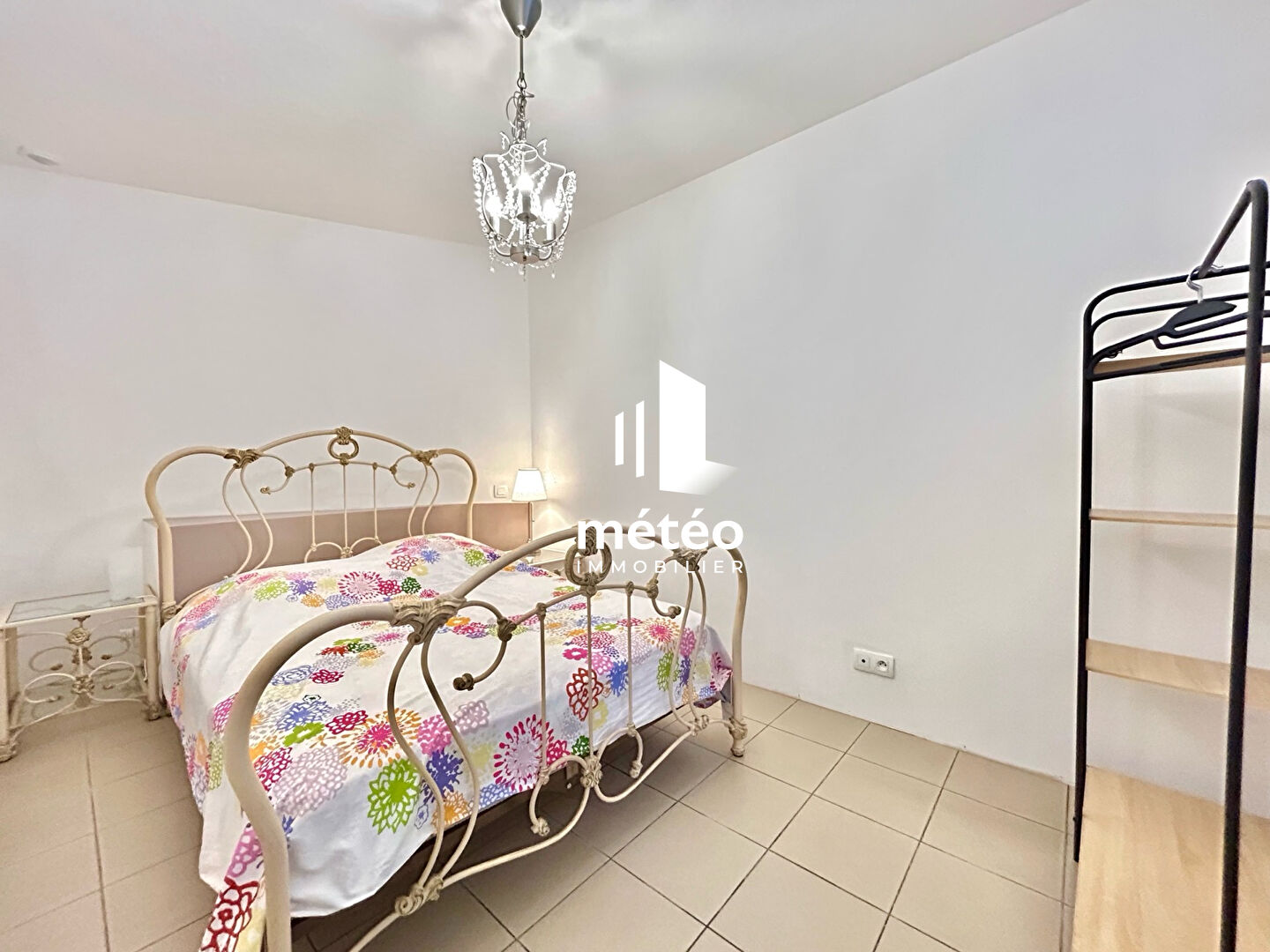 Bien d’exception au coeur du centre ville  avec un GARAGE ! À deux pas de la plage ! 2 chambres 84 m2